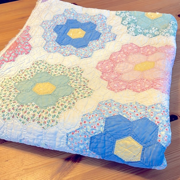 Antique Grandmothers Flower Garden Hexi Quilt - Picture 6 of 11